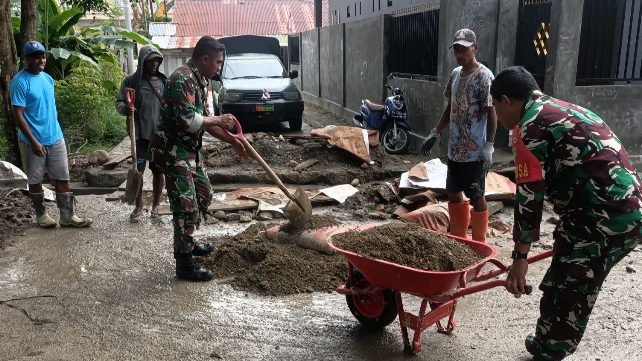 Dukung Pembangunan di Kampung Binaan, Babinsa Timika Bantu Warga Bangun Drainase