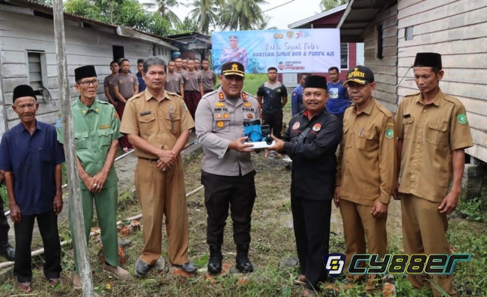 Kapolres Meranti Serahkan Bantuan Sumur Bor dan Pompa Air Kepada Warga Desa Banglas