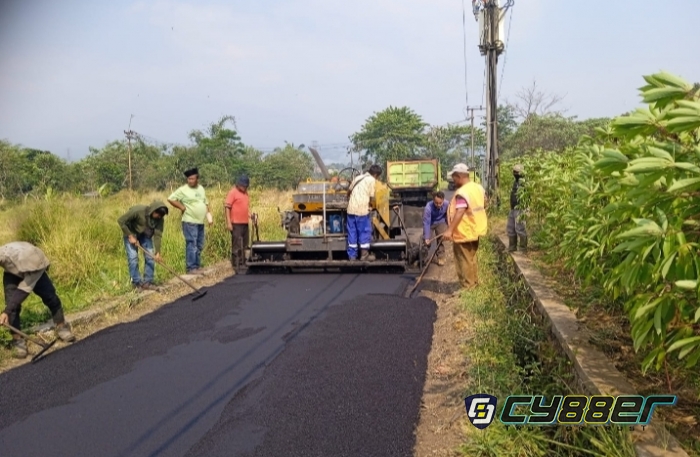 Realisasikan Program Samisade, Pemdes Ciadeg Mengaspal Jalan Desa