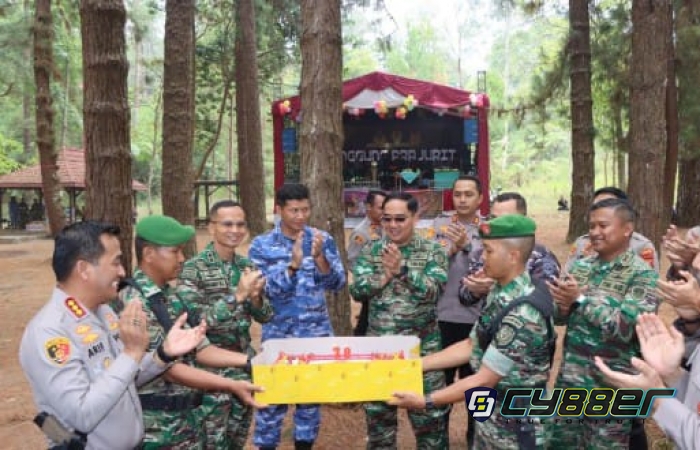 Kapolresta Cirebon Hadiri Upacara Ziarah Nasional Peringatan Hari TNI ke-78 di TMP Cakrabuana