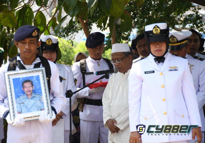 Komandan Lanal Banten Hantarkan Prajurit Terbaiknya ke Pusara Terakhir 
