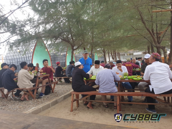 Puluhan Muallaf Asal Medan Dijamu Ampon Udai di Pantai Bantyan