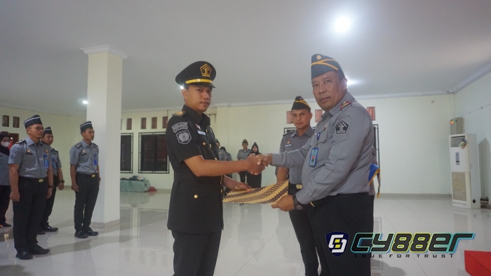 Apresiasi Kinerja, Kalapas Sematkan Tanda Kenaikan Pangkat Satu Pegawai Fungsional Lapas Cilegon
