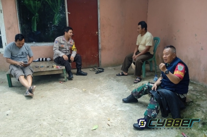 Babinsa dan Bhabinkamtibmas Silaturahmi dengan Tokoh Masyarakat Kampung Loji