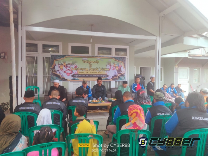 Paguyuban RT, RW dan MUI Desa Cikajang Berikan Santunan Pada 62 Orang Anak