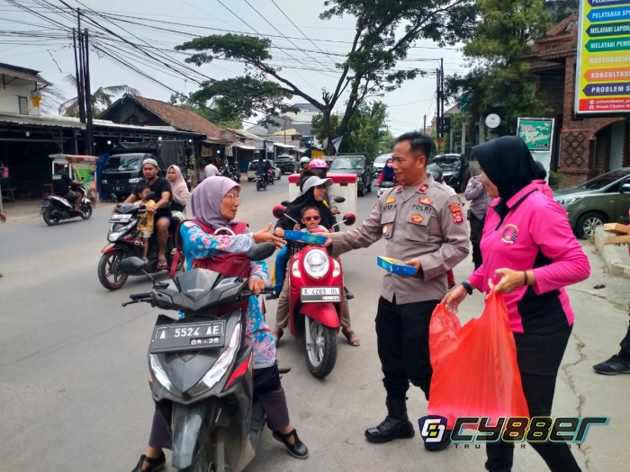 Polsek Cibeber Laksanakan Bakti Sosial, Atep Mulyana : Semoga Bermanfaat Bagi Kita Semua