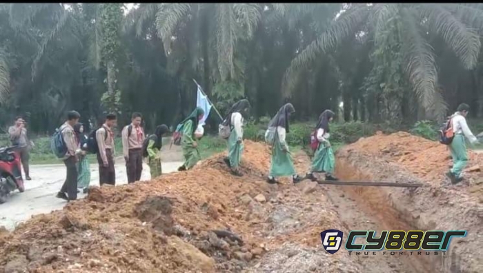 Akses Jalan PT.NHR Lumpuh, Mulai Berdampak ke Anak Sekolah