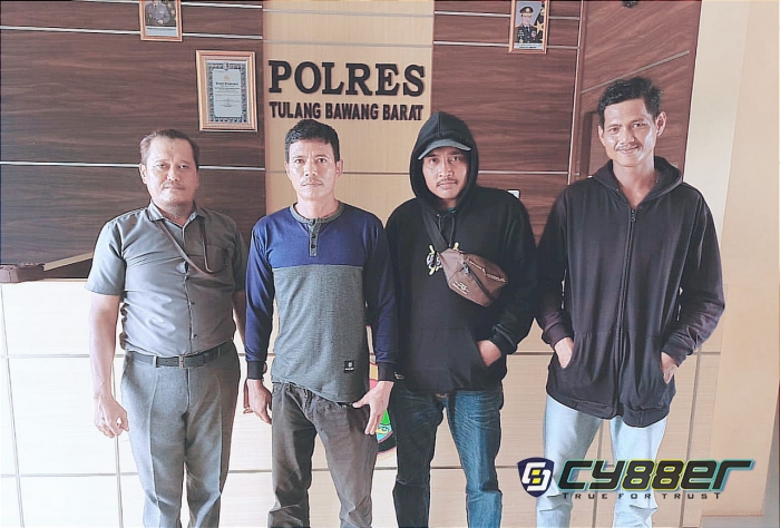 Didampingi Kuasa Hukumnya, Masyarakat Indraloka II Mengadukan WNA Pelaku Asusila ke polres Tubaba. 