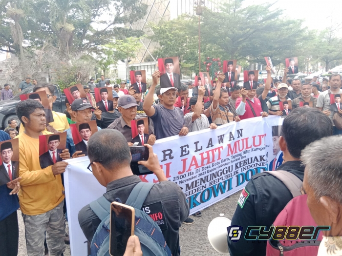 32 Relawan Suku Sakai Aksi Jahit Mulut di Depan Kantor Gubernur Riau