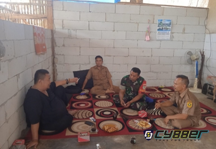 Babinsa Ciadeg Sertu Yanto Komsos Bersama Aparat Desa dan Tokoh Masyarakat