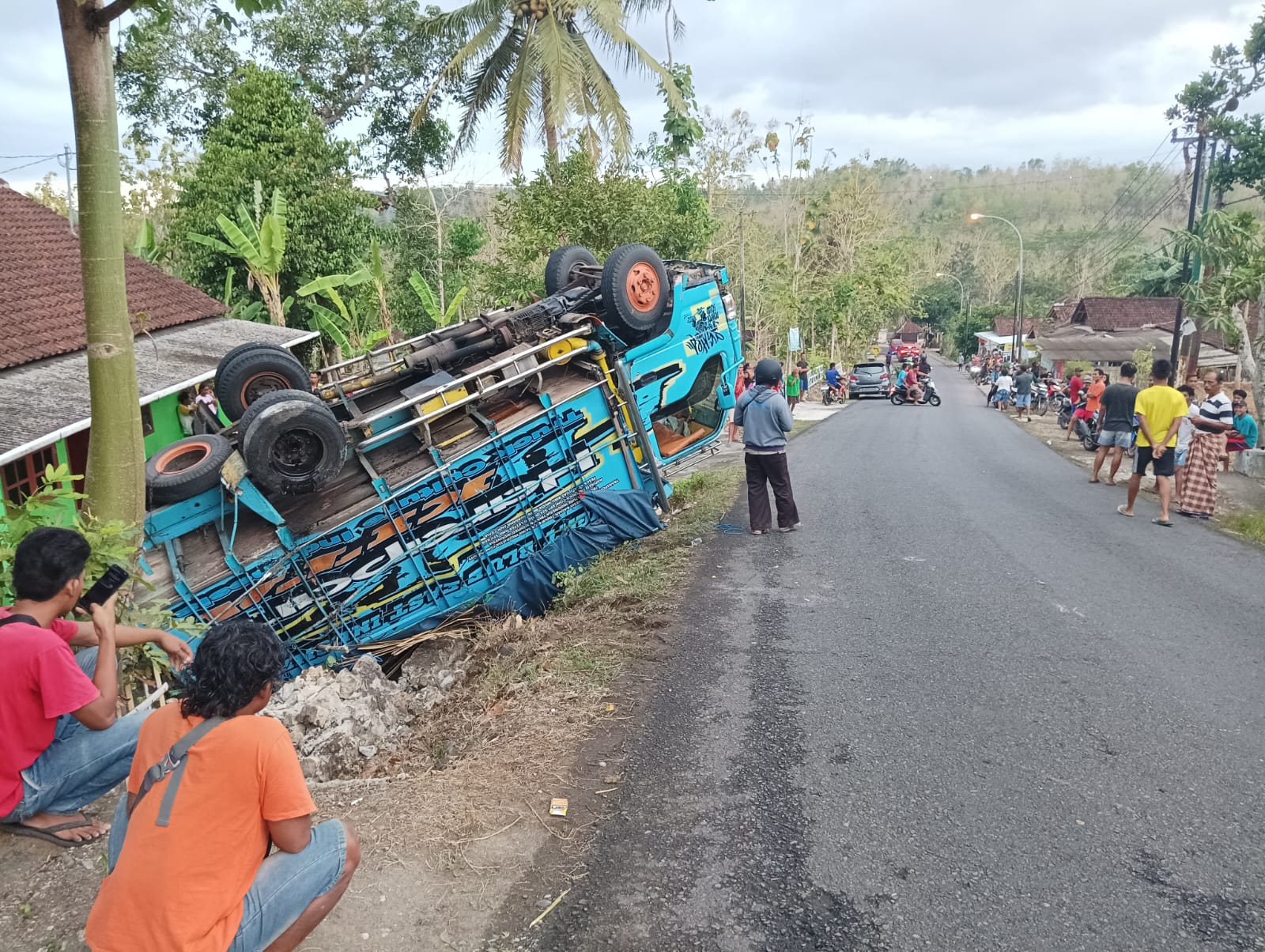 Naas, Truk Muatan Bawang Merah Terguling di Gedangsari Gunungkidul