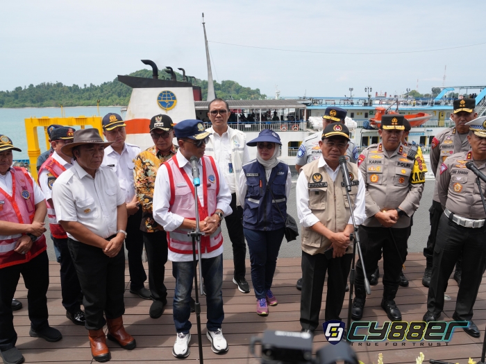 Tinjau Pelabuhan Merak, Menhub Budi Karya Sumadi : Arus Penyeberangan Jawa-Sumatera Terpantau Lancar, Berkat Sinergitas Antarinstansi
