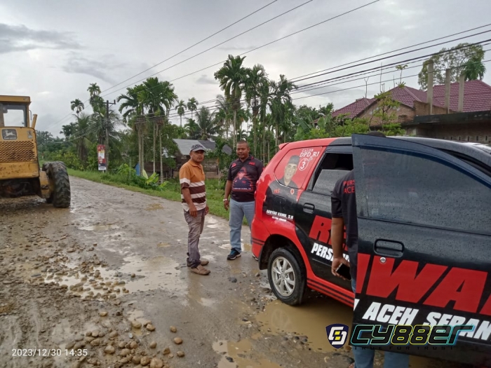 H. Akhyar Kamil. SH Bantu Biaya Rehab Jalan Lintas kecamatan Langkahan