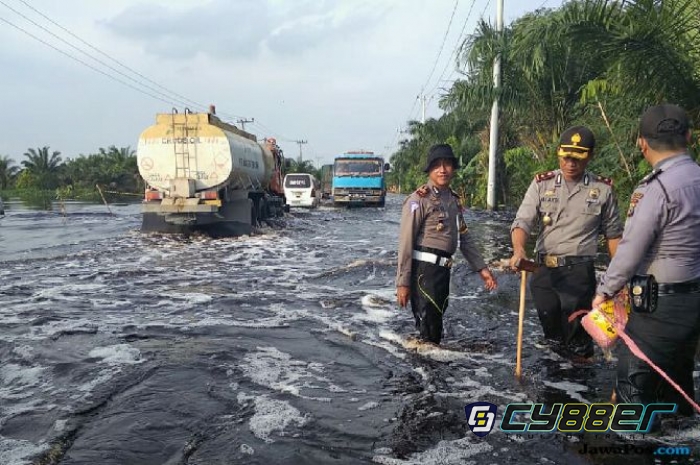 Dampak  Elivasi Waduk PLTA Koto Panjang Jalintim Pelalawan Tergenang Banjir, BPBD Himbau Pengendara  Waspada