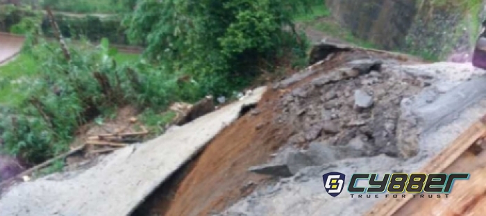 Dampak Curah Hujan Itensitas Tinggi, Jalan Gusdur Pasir Eurih Desa Cibalung Longsor