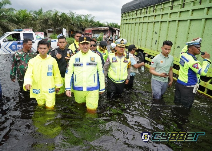 Kapolda Riau Tinjau Lokasi Banjir, dan Serahkan Bantuan Terdampak Banjir di Pelalawan
