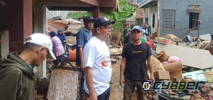 Enang Sahri Anggota DPRD Kota Cimahi Salurkan Bantuan Kepada Warga Cipageran Yang Terdampak Banjir