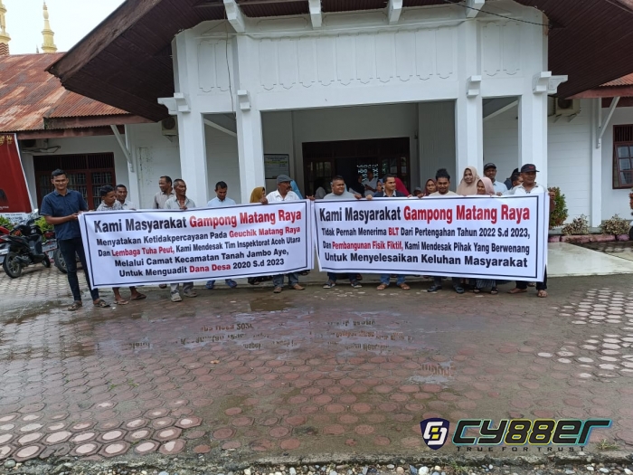 Puluhan Warga Desa Mantang Raya Ghuruduk Kantor Camat, Ada Apa Dengan Kepala Desa Mantang Raya