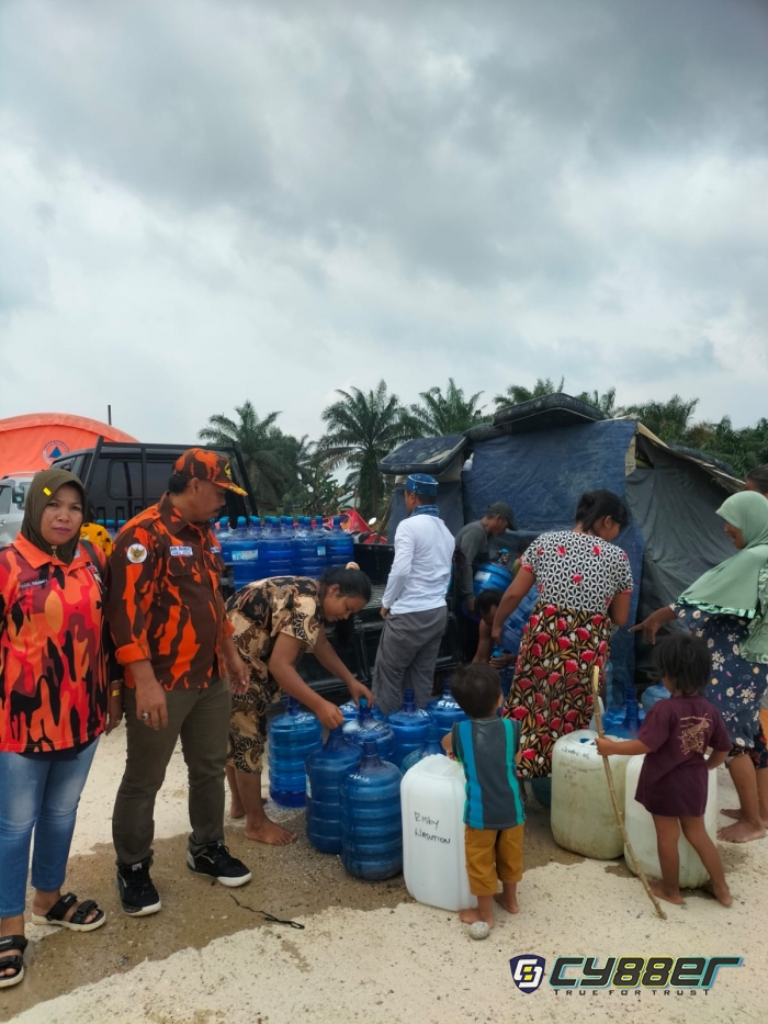 MPC Pemuda Pancasila Pelalawan Salurkan Bantuan Air Bersih Bagi Korban Banjir