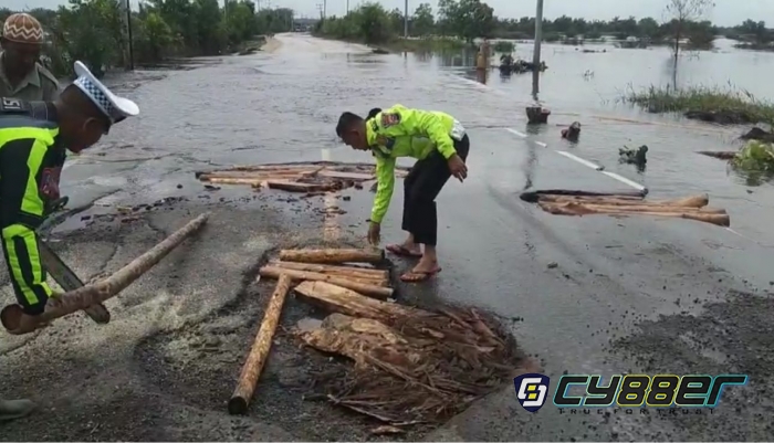 Personil Polres Pelalawan Berjibaku, Timbun Jalan Rusak Akibat Banjir Jalintim 