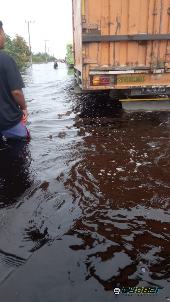 Debit Air Naik di Km.83 Jalintim, Mobil Pribadi dan Roda 2 Dilarang Lintas 