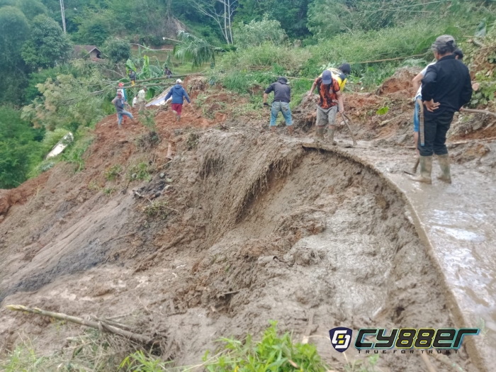 Respon Cepat TNI Evakuasi Tanah Longsor Di Cikajang Garut