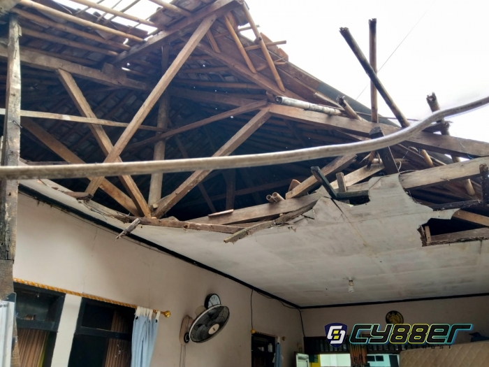 Kades Cigombong Gercep Perbaiki Rumah Warga Yang Rusak Akibat Hujan Deras Disertai Angin Kencang