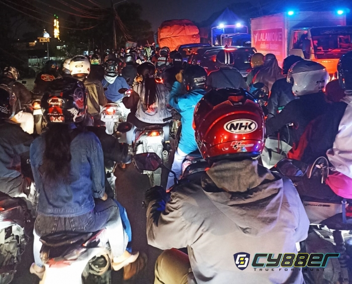 Antusias Masyarakat Menyambut Pesta Demokrasi Membuat Jalan Nasional Macet Total