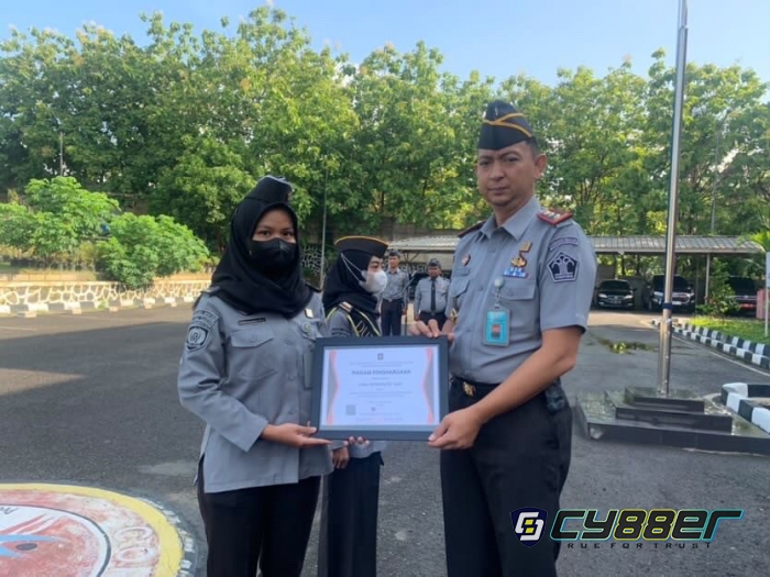 Appreciation  of Performance Rewards Lapas Cilegon Menghadiahkan Piagam Penghargaan Pada Dua Pegawai Teladan
