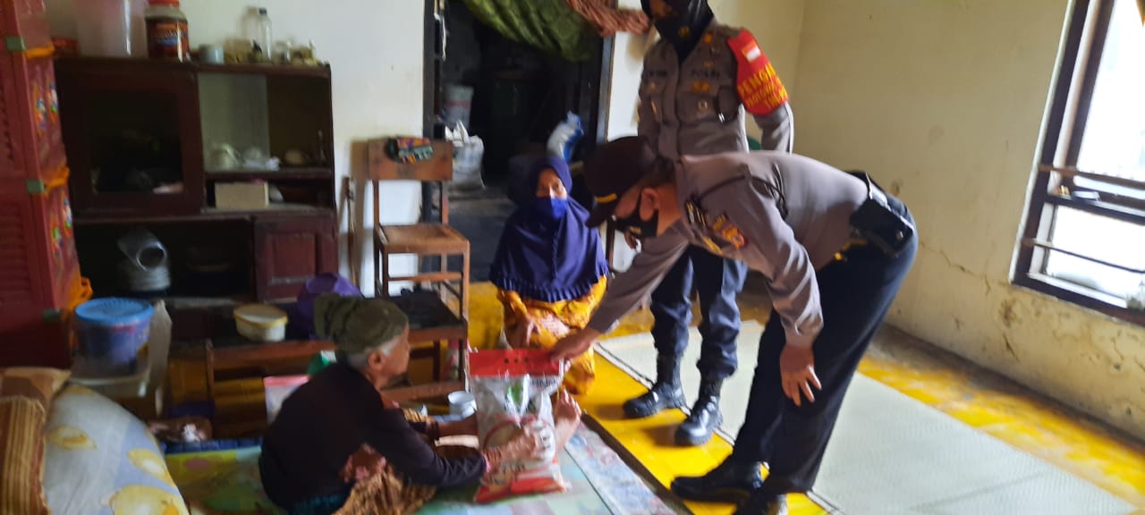 Polres Ciamis Melaksanakan Kegiatan Penyaluran Bantuan Sosial Untuk Warga