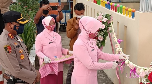 Ketua Bhayangkari Resmikan Mushola Arrafi dan Peremajaan Halaman TK Kemala Bhayangkari 22 Sumedang