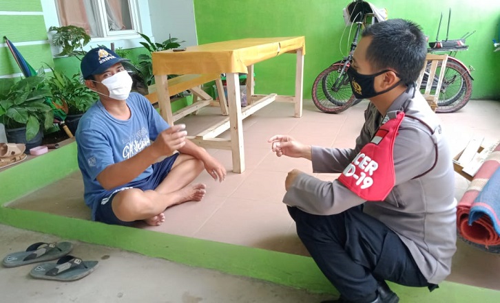 Patroli ke Warga, Bripka Ari Ardiansyah Imbau Prokes 5M