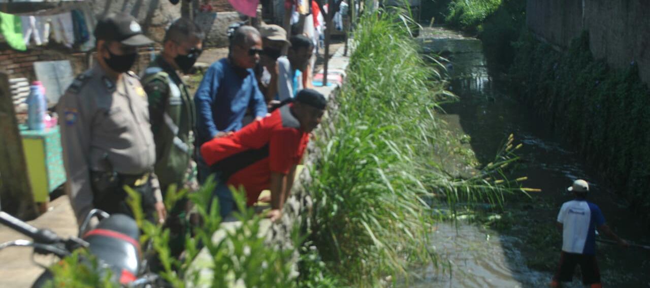 Puluhan Warga Kerja Bakti Bersihkan Sungai Ciwalen