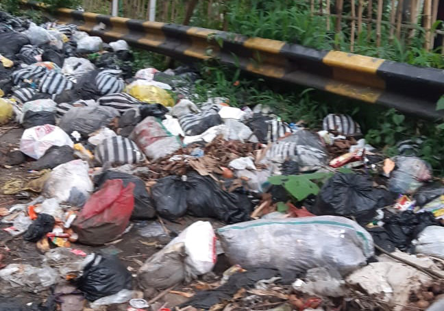 Tak Terkelola, Sampah di Kabupaten Bandung Beserakan di Pinggir Jalan