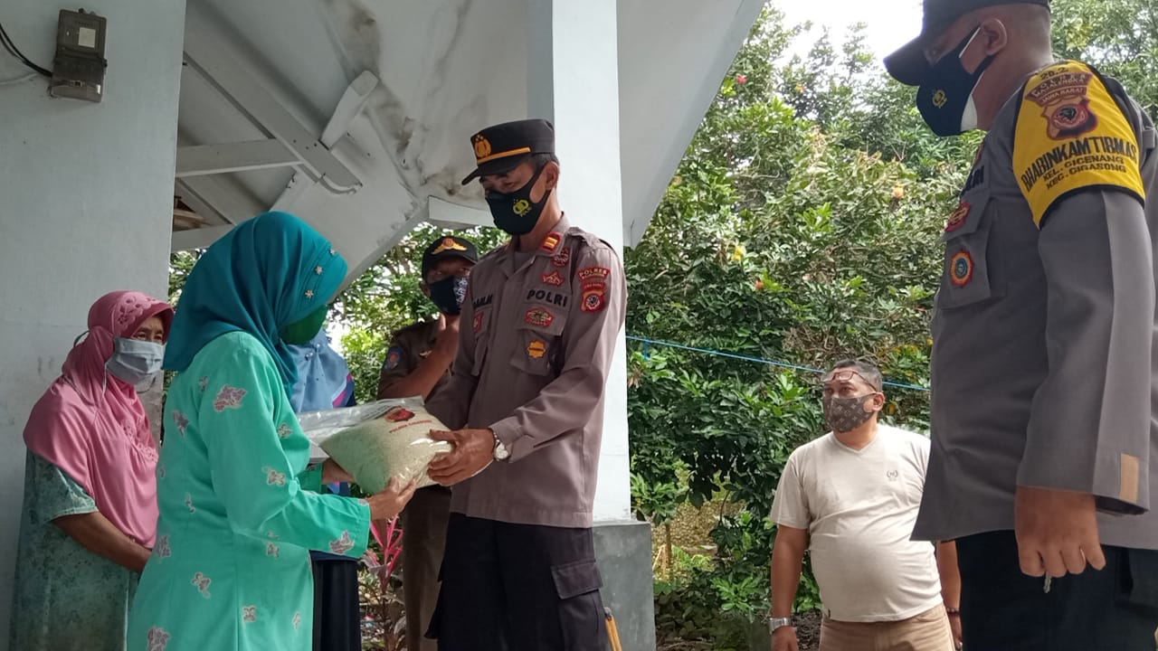 Jumat Berkah, Personel Polres Majalengka Polda Jabar Bagikan Sembako Kepada Warga Kurang Mampu