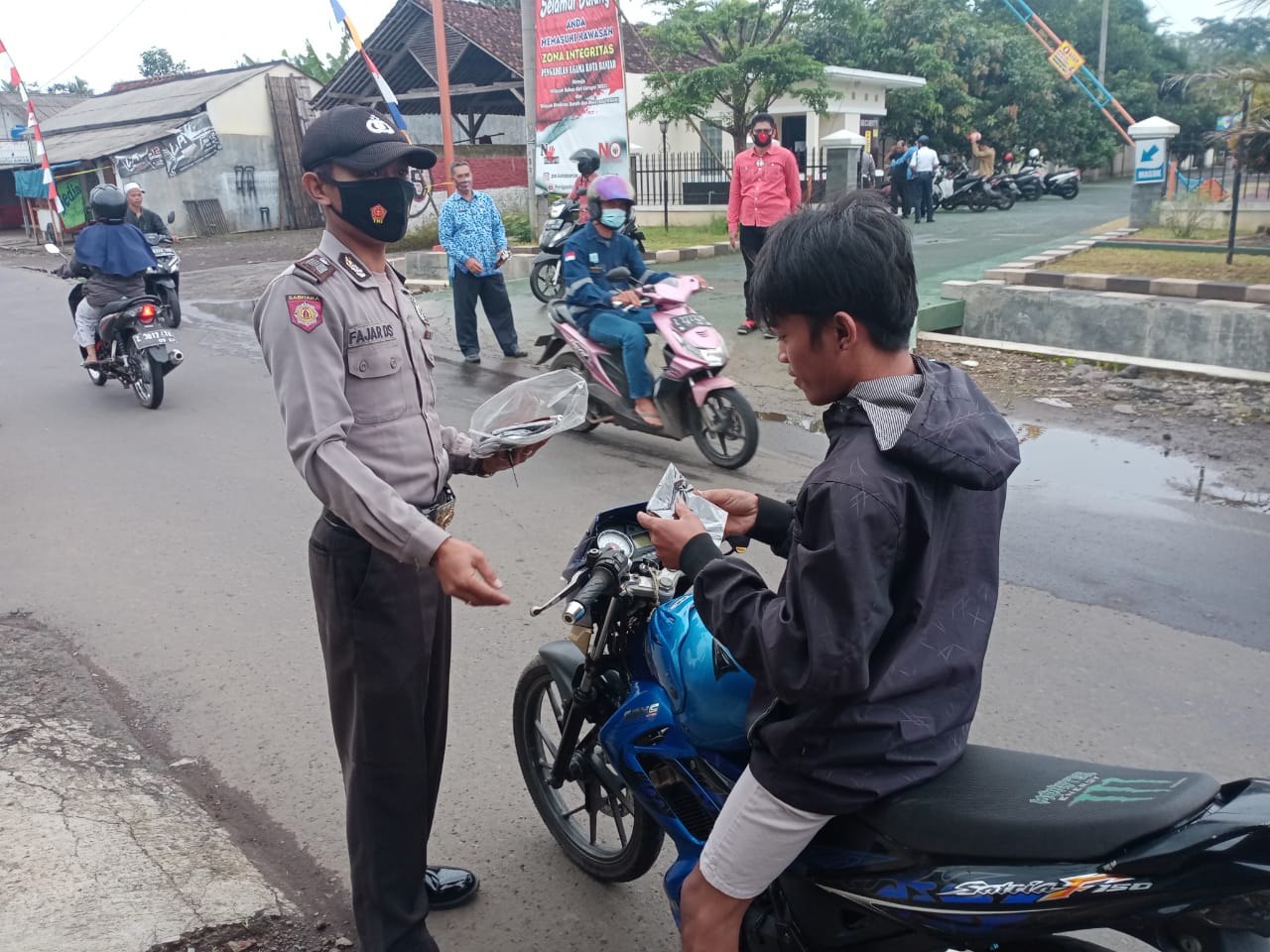 Tim Satgas Covid-19 Kecamatan Banjar Laksanakan Operasi Yustisi dan Membagikan Masker di Desa Balokang 