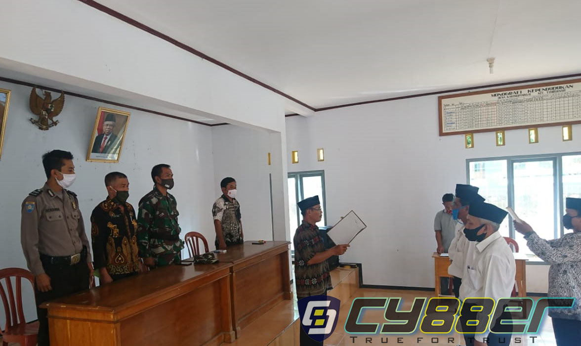 Bhabinkamtibmas Desa Cileungsir Kawal Giat Pelantikan Dan Pengambilan Sumpah Ketua KPPS