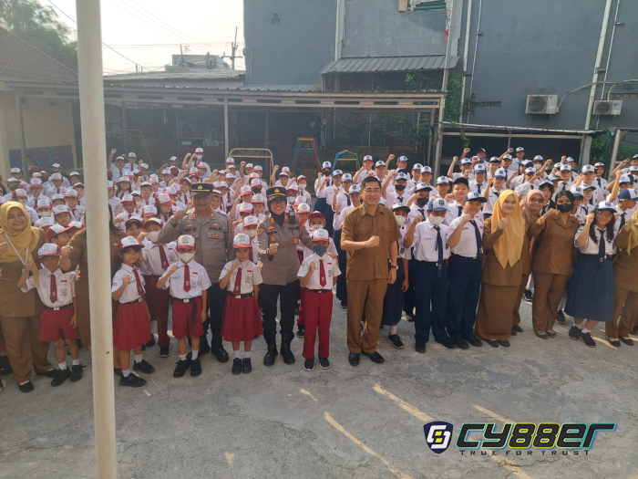 Kapolsek Cilegon Jadi Pembina Upacara, Sampaikan Pesan Anti-Perundungan kepada Pelajar
