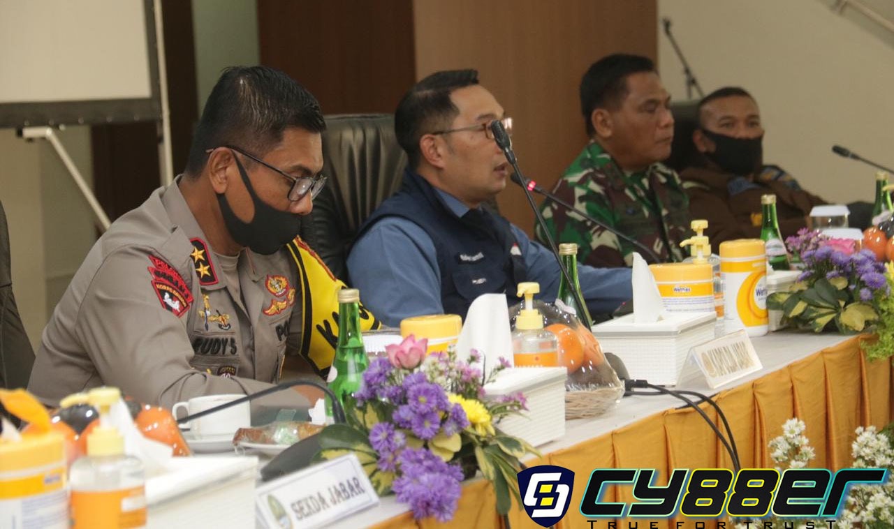Kapolda Jabar Bersama Gubernur Jabar Dan Pangdam III/Siliwangi Rapat Gugus Tugas Percepatan Penanggulangan Pandemik Covid-19 di Jawa Barat