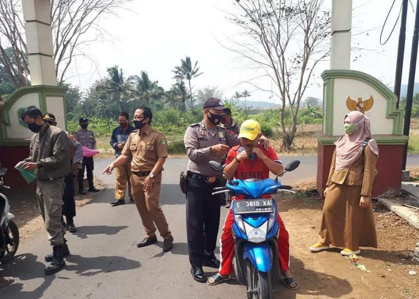 Sosialisasikan 3M, Polsek Cingambul dan Muspika Bagikan Masker Gratis