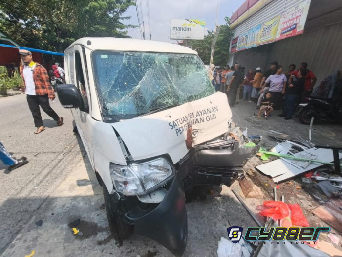 Tabrak Gerobak Pedagang di Bekasi, Mobil SPPG Ringsek