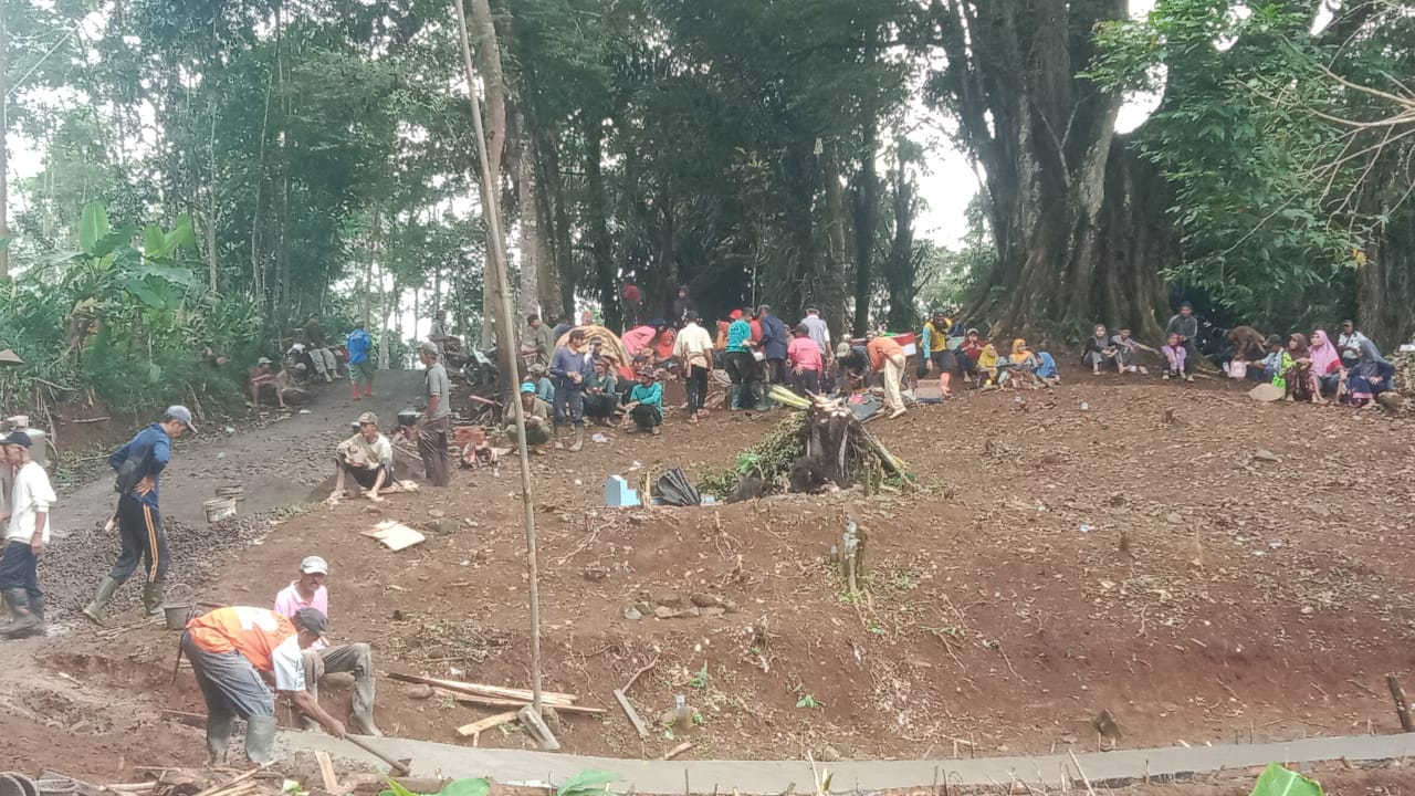 Warga Dusun Kujang Cijeruk, Swadaya dan Gotong Royong Cor Jalan ke Pemakaman