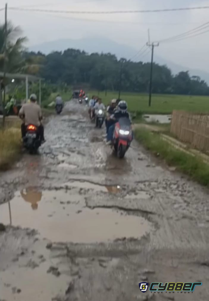Hampir 20 Tahun Jalan Rusak, Warga Desa Sekong Pandeglang Merasa Dianaktirikan