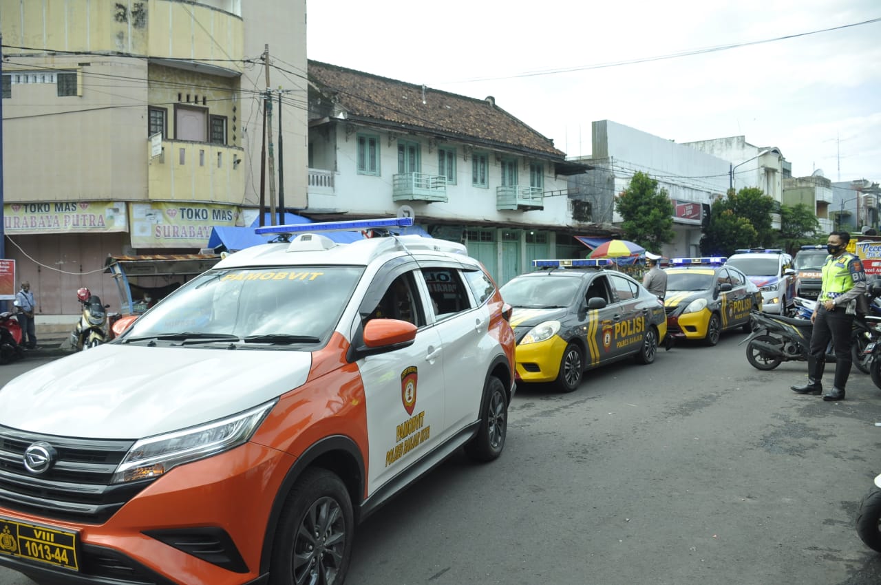 Gunakan Kendaraan Dinas, Kapolres Banajr Bersama Sat Sabhara Polres Banjar, Patroli dan Woro-woro PPKM 