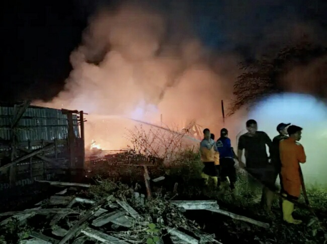 Akibat Korsleting Listrik, Gudang Kayu di  Kelurahan Gelumbang Terbakar