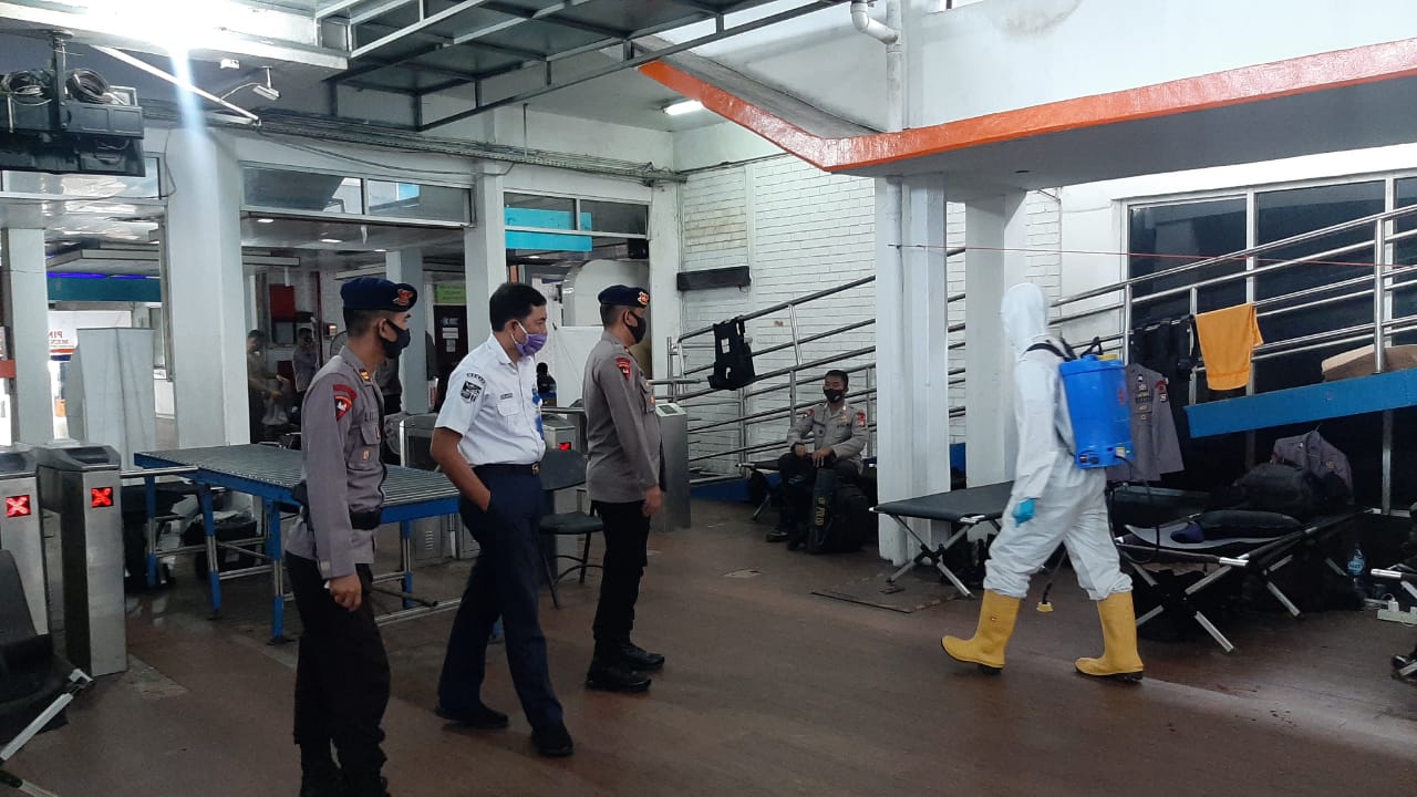 Personil Brimob Banten Lakukan Penyemprotan Disinfektan di ASDP Merak dan Sekitarnya