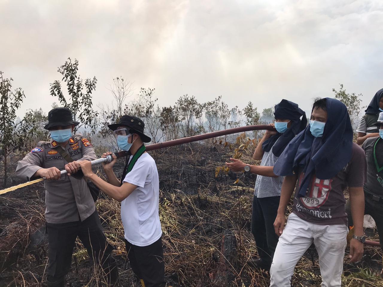 STIE Tuah Negeri dan HMI Kota Dumai Bantu Padamkan Karhutla