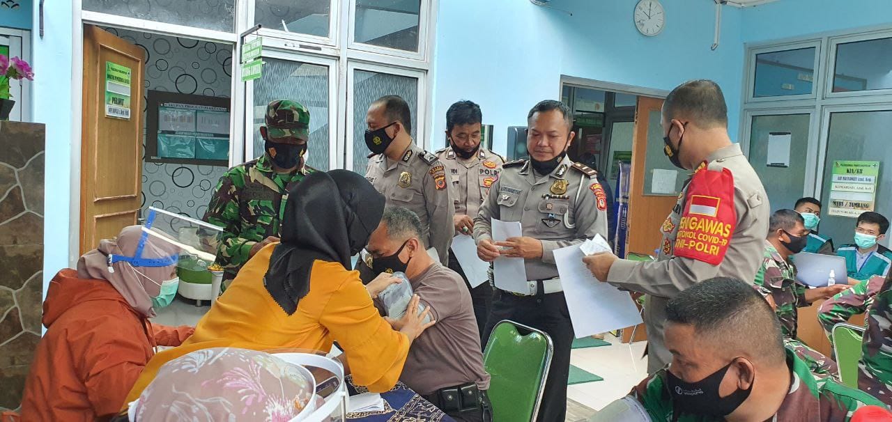 12 Personel Polsek Pameungpeuk Diberikan Vaksin Covid-19