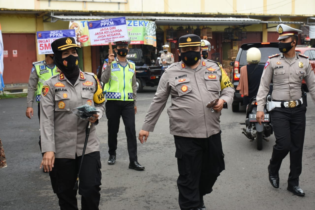 Berkeliling Kota Gunakan Public Addres, Kapolres Banjar bersama Pamen Asistensi Polda Jabar Sampaikan Imbauan Prokes dan Bagikan Masker 
