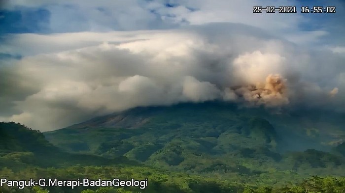 Gunung Merapi Kembali Erupsi, Jarak Luncur Awan Panas Mencapai 1,5 Km